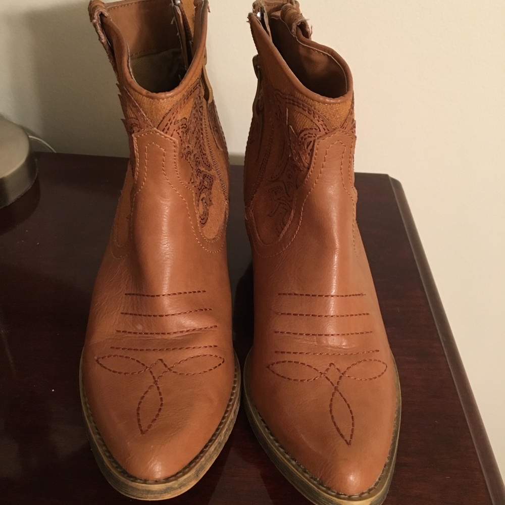 light brown leather cowgirl boots